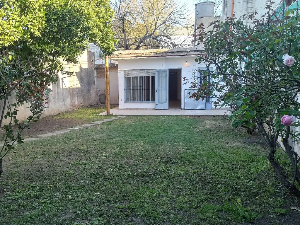 Casa de un dormitorio con jardin en barrio Refinerias Rosario