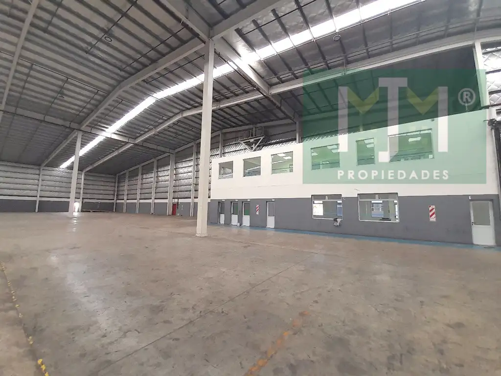 Nave Industrial de 3400 m2 en Alquiler con 12m alto, Cat. 1,2,3 / Oficinas /Vestuarios / Sprinklers.