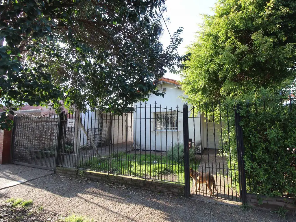 CASA LOTE PROPIO 3 AMBIENTES CON ESTACIONAMIENTO AL FONDO