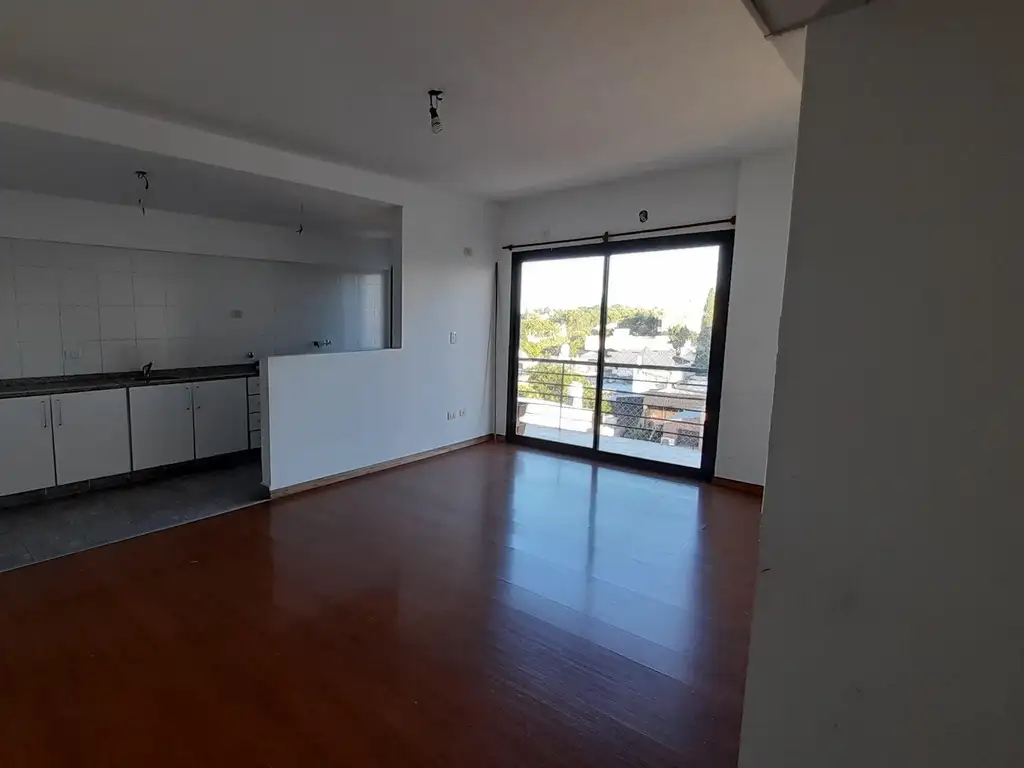 Excelente departamento 3 ambientes con cochera - Apto crédito -