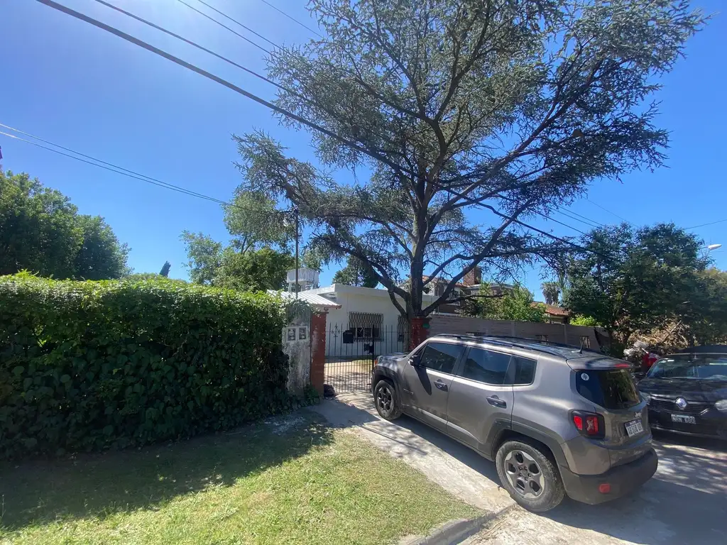 Vende Casa con pileta. F. Álvarez Bº Ciudad Jardín