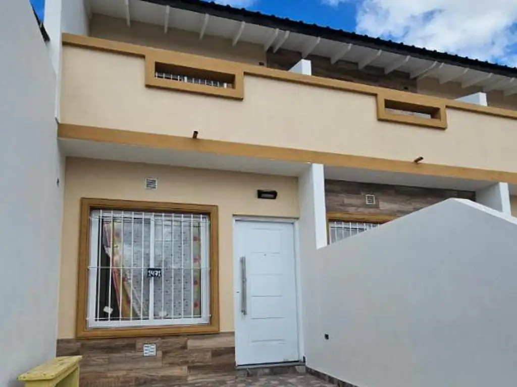 TRIPLEX EN VILLA LUZURIAGA EN VENTA C/PATIO Y COCHERA.