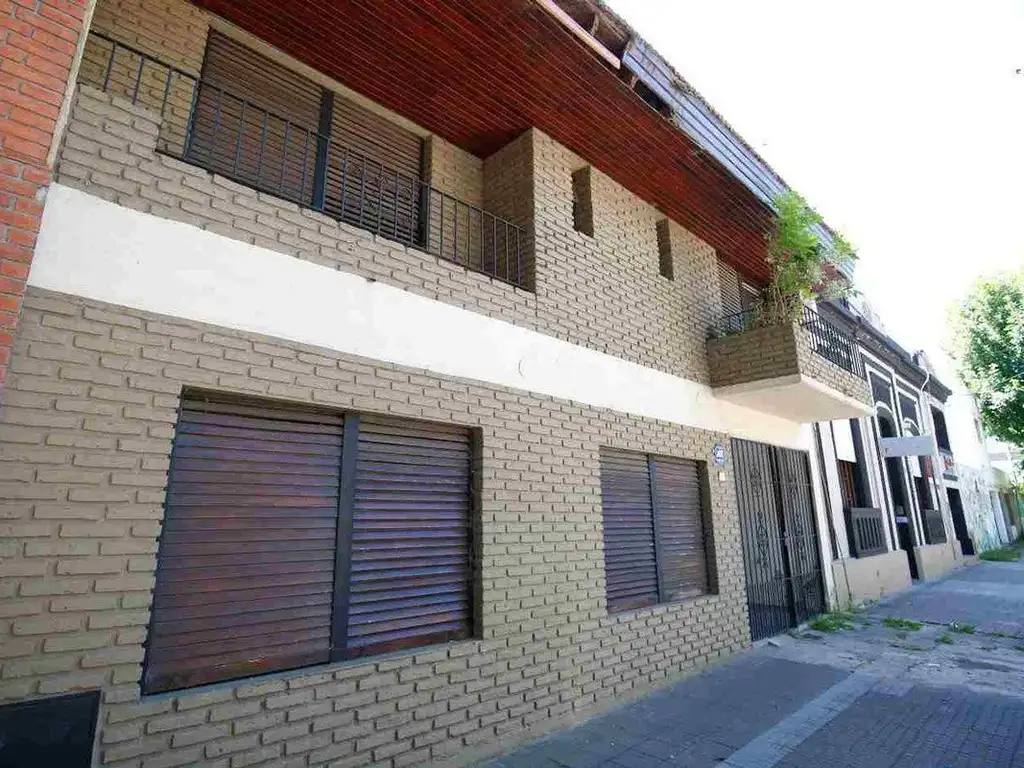 Casa en venta - 4 Dormitorios 4 Baños - 300mts2 - La Plata