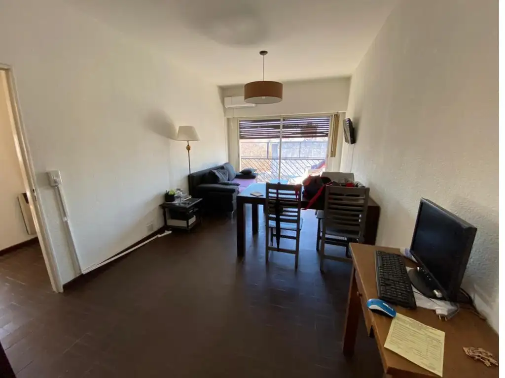 Venta de departamento céntrico de 3 dormitorios y cochera. M