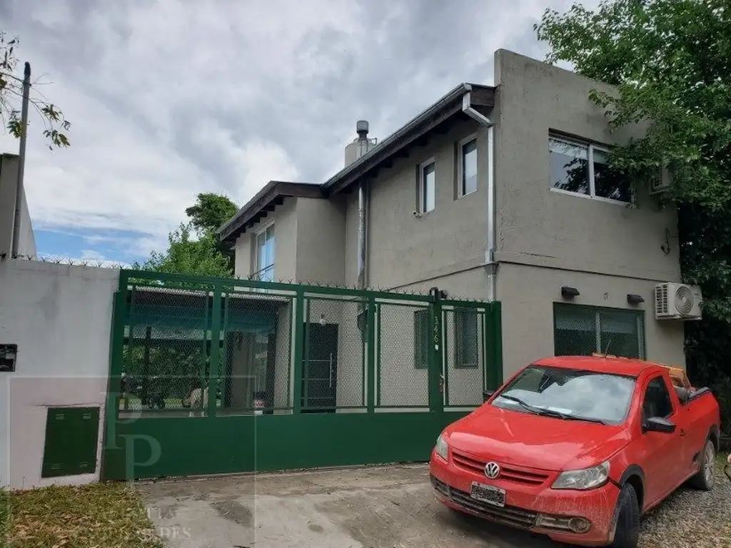 Moderna casa desarrollada en 2 plantas.