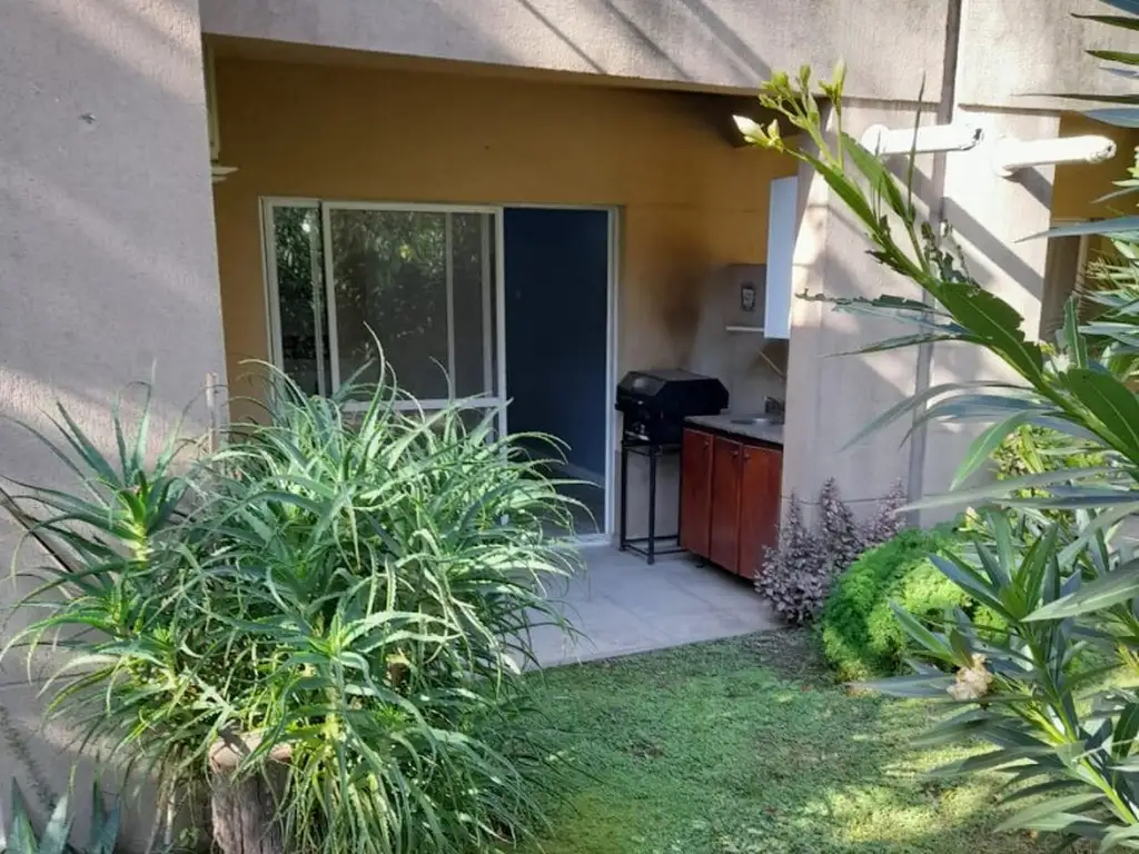 Condominio "Jardines de Saraví". 2 ambientes en PB con parrilla y cochera