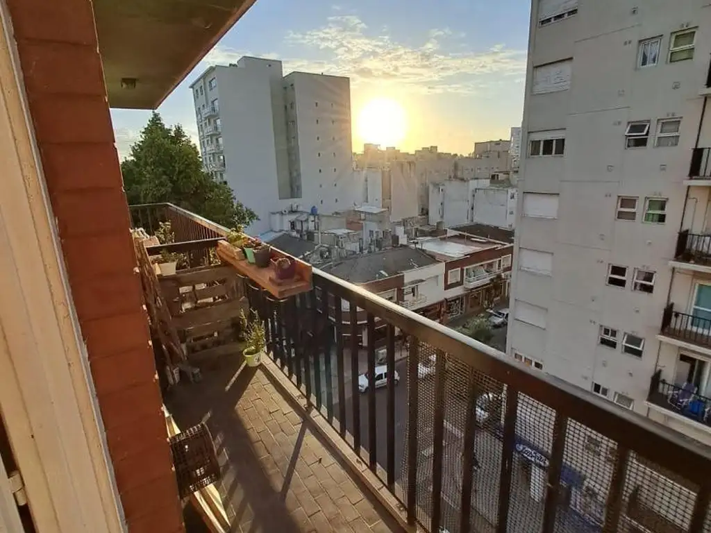 DEPARTAMENTO - 2 AMB - CON BALCON CORRIDO - ZONA GUEMES