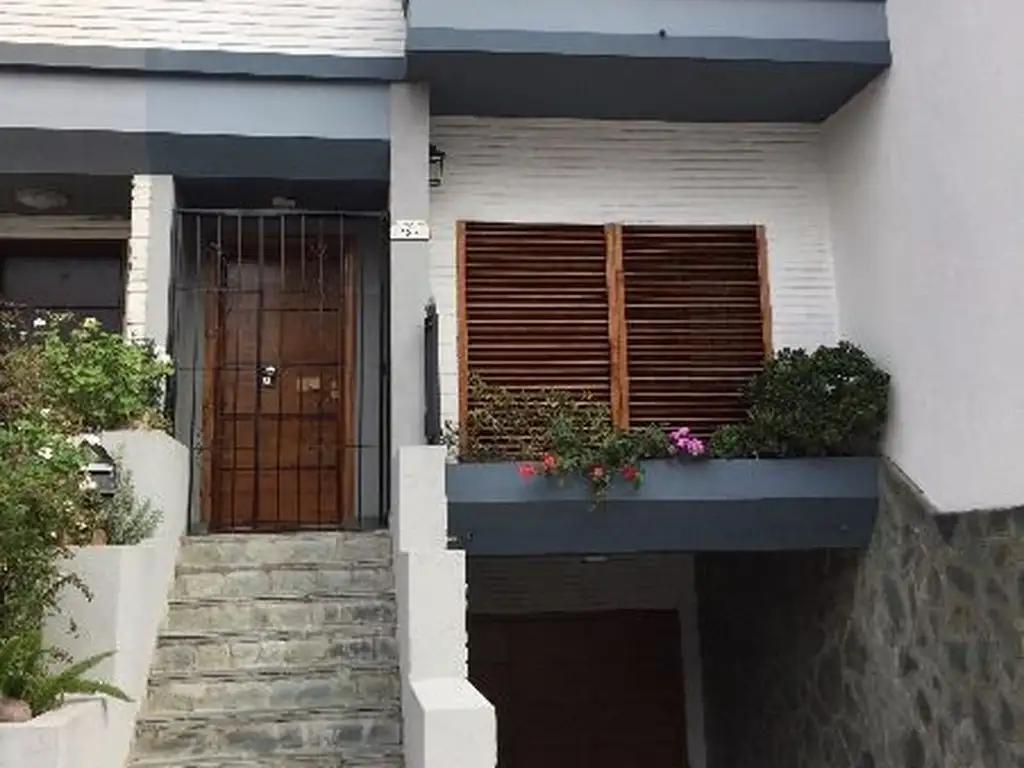 Hermoso Triplex 4 amb, c/coch, quincho, yacuzi.