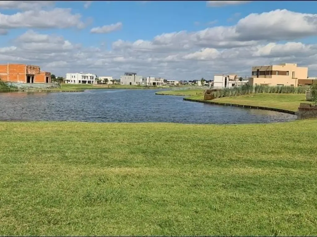 excelente lote al agua Barrio Ceibos Puertos del Lago