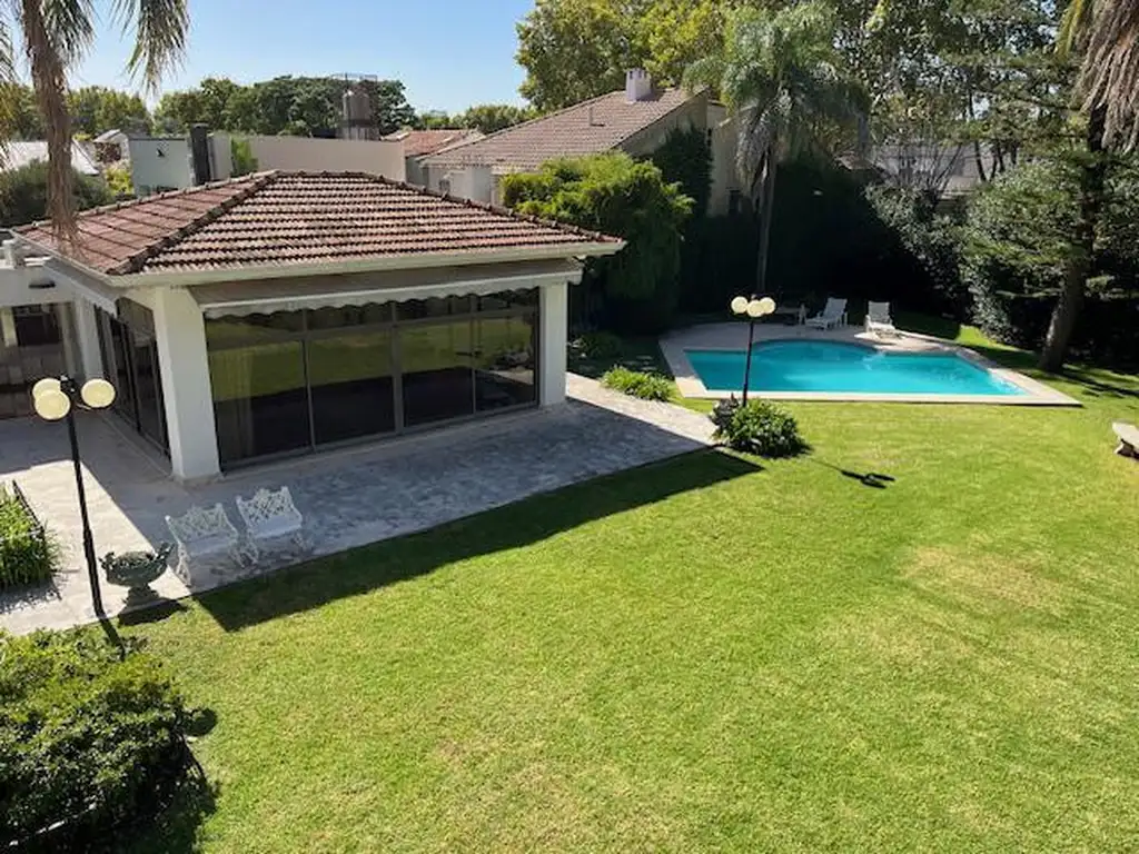 Excelente lote en venta en olivos, totalmente parquizado con quincho y piscina.