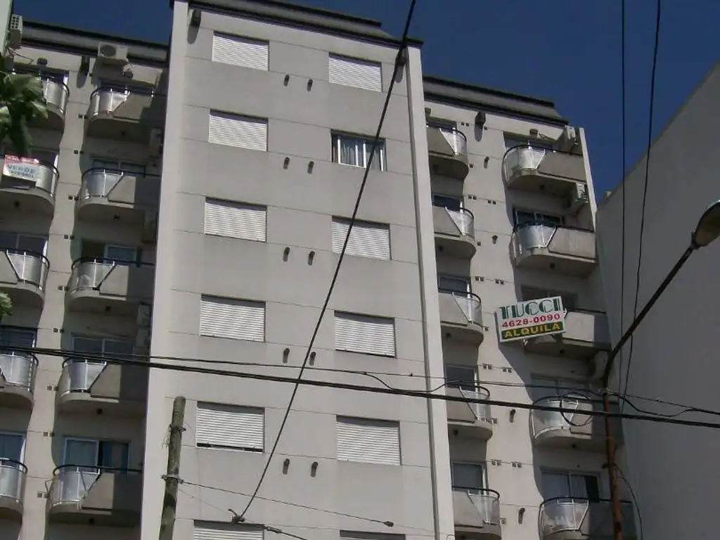 2 ambientes al frente con balcón