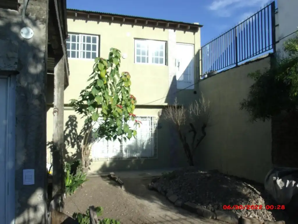 Casa apta dos familias a 150mts. Av San Martin