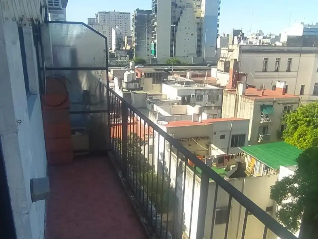 1 AMBIENTE AMPLIO CON BALCON