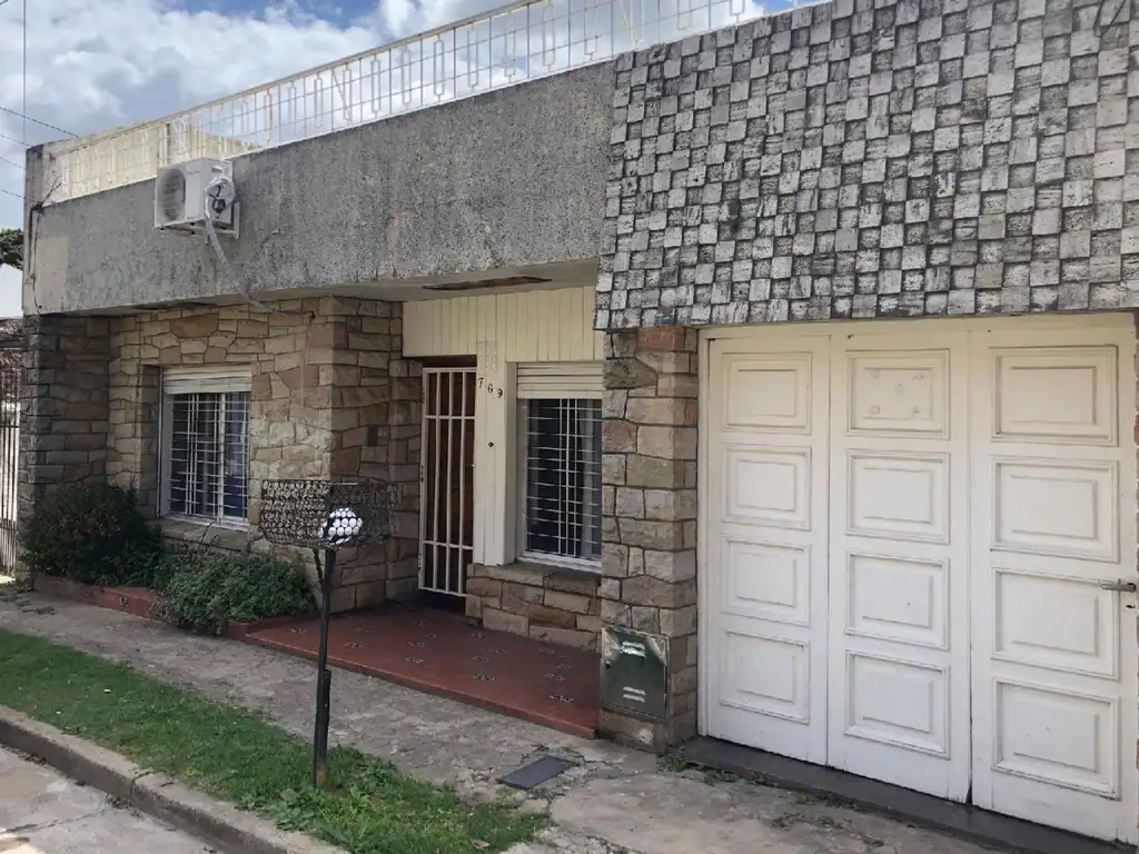 Casa VENTA - 3 dormitorios 3 baños - 400mts2 totales  - Bernal