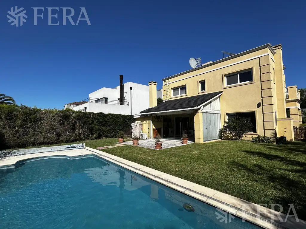 Venta de casa de 4 ambientes con piscina en Nuevo Quilmes