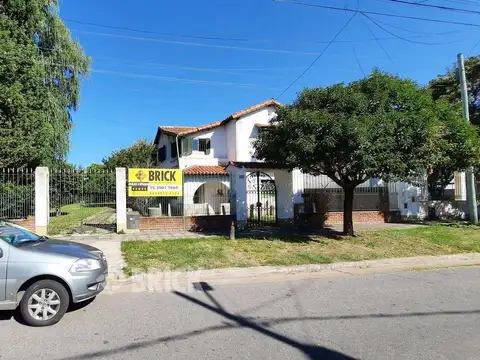 CASA TIPO CHALET COLONIAL EN ESPECT LOTE DE 10X35.35 MTS - 354 M2 DE LOTE GRAN PARQUE ARBOLADO