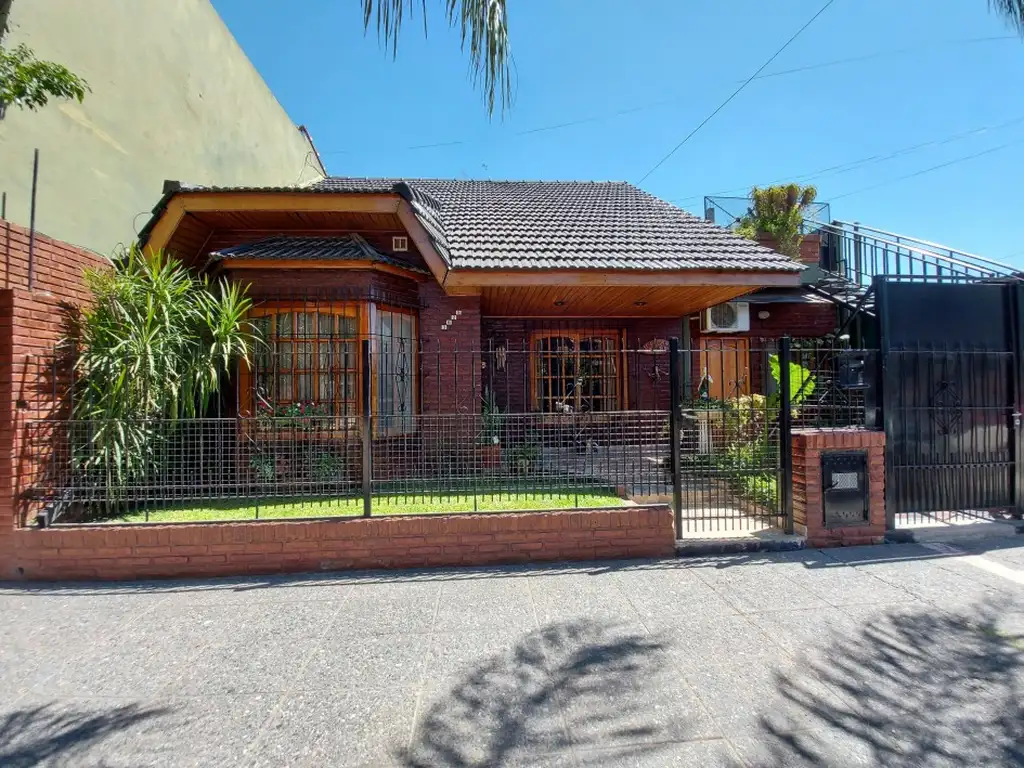 VENTA PERMUTA CASA CHALET MORON SUR