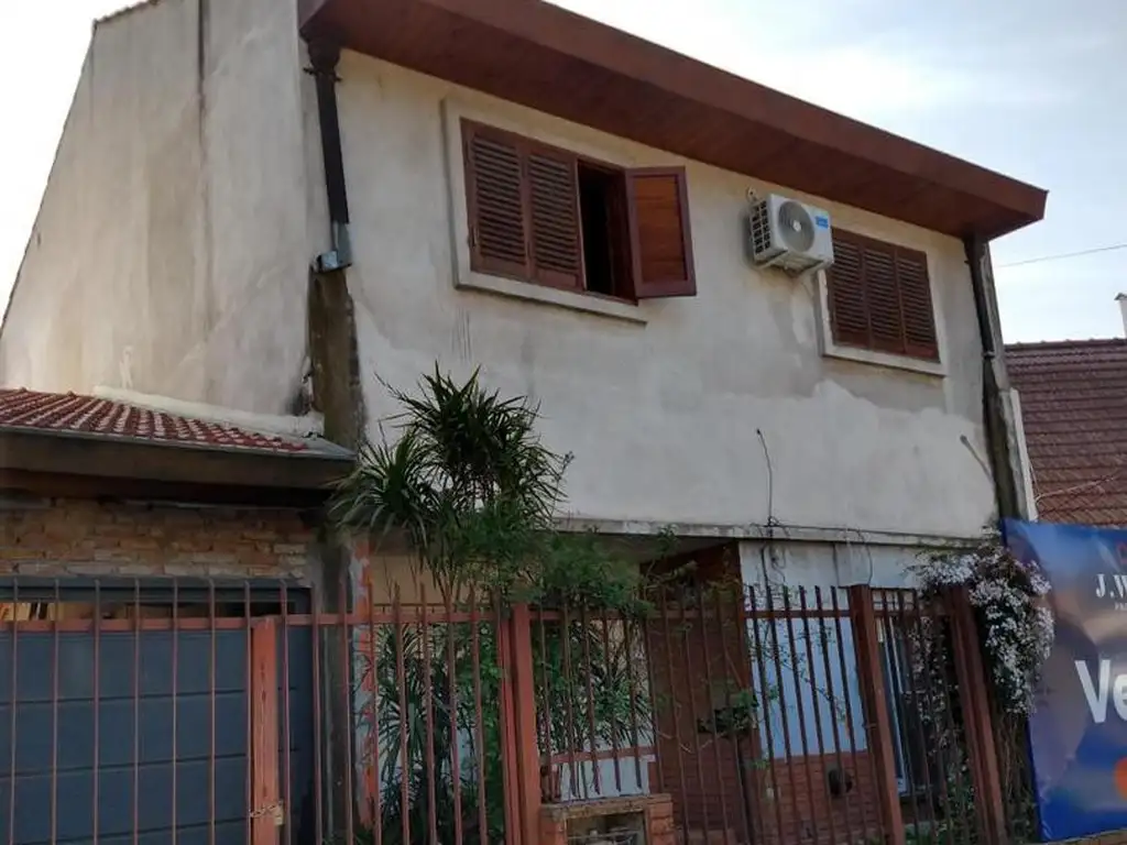 San Andrés. Casa en dos plantas con jardín y garaje cubierto