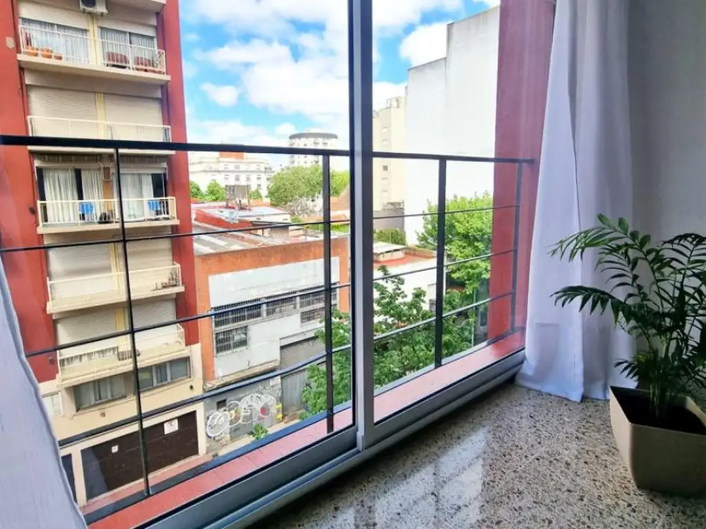 DEPARTAMENTO AMBIENTES Y MEDIO - CON BALCON - RECICLADO