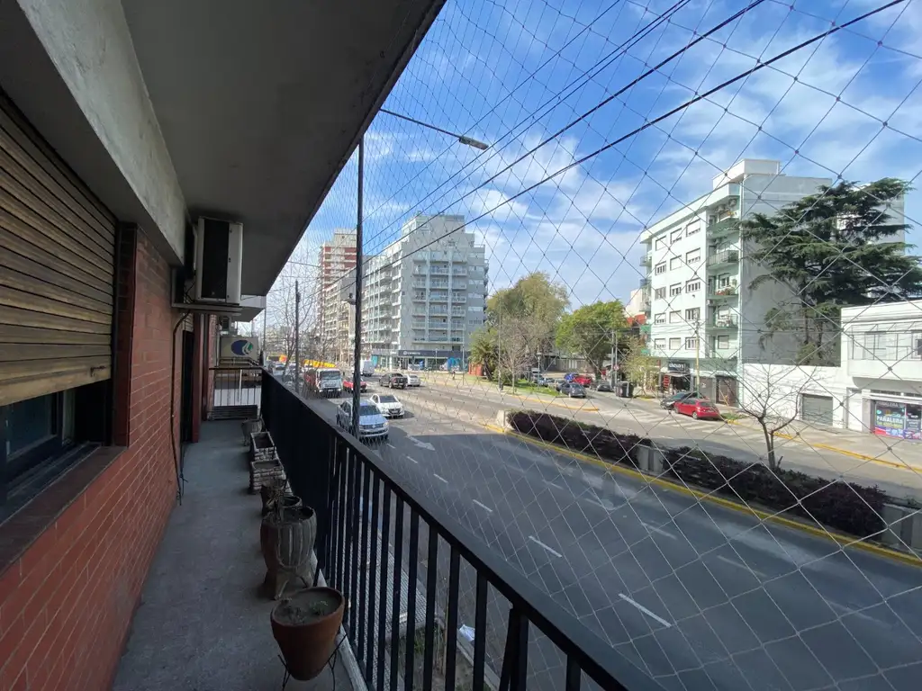 Vendo DEPARTAMENTO 3 ambientes 80m2 al frente con balcón corrido y patio.-