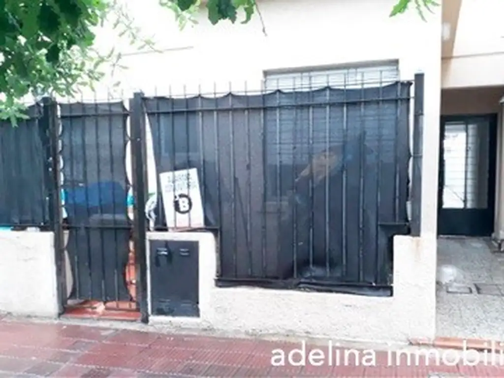 Depto tipo casa de 3 amb al frente con patio. Exc. estado!