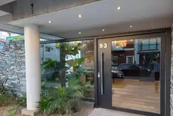 Piso excelente edificio 3 amb. cochera balcón aterrazado