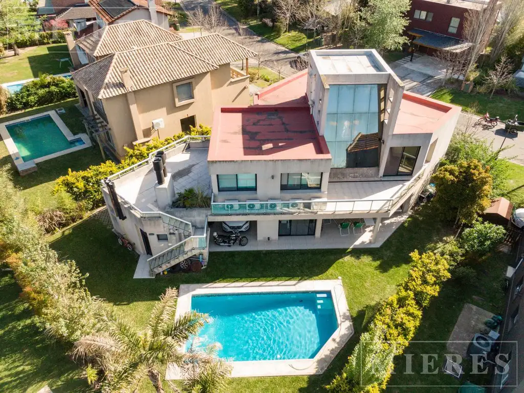 Casa en alquiler amoblado sobre lote interno en Las Glorietas, Nordelta