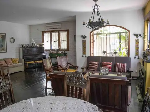 Casa de 4 ambientes con cochera en venta en La Lucila