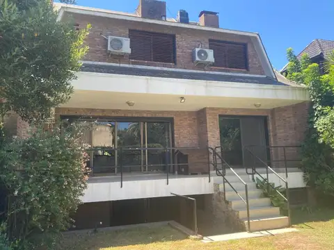 Excelente casa  6 amb en vta en inmejorable zona de Martinez