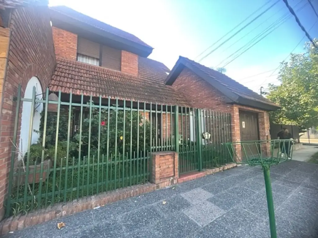 Casa en dos plantas sobre lote de 8.66x30. y galpón al fondo