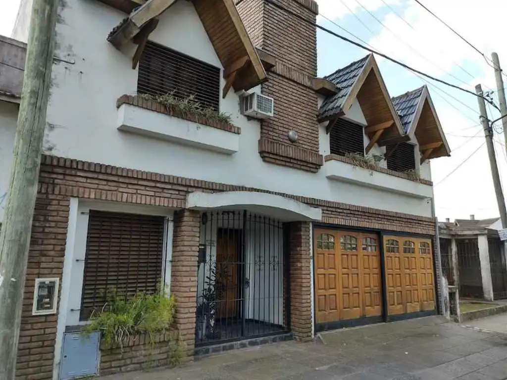 CHALET DE 5 AMBIENTES EN VENTA - CASTELAR NORTE