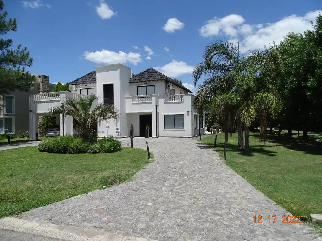 Casa en venta - 3 Dormitorios 4 Baños - Cochera - 1.000Mts2 - San Vicente