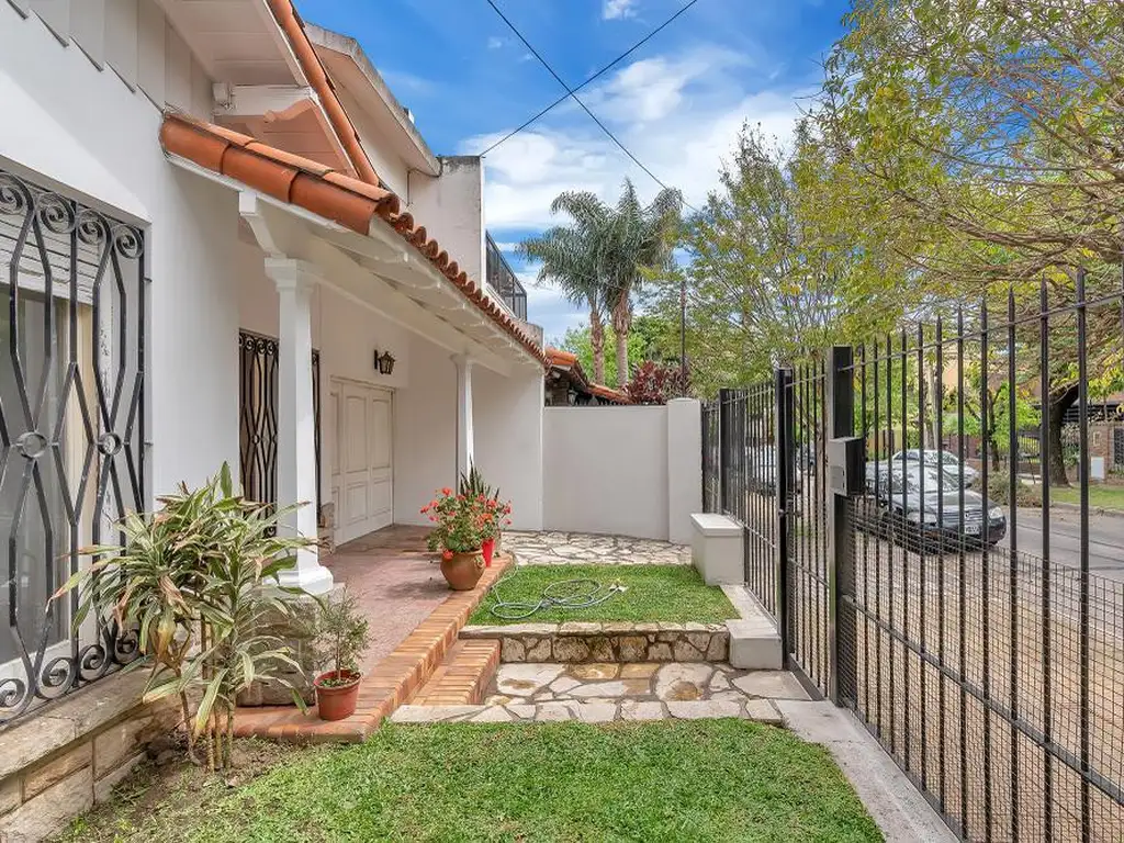 Oportunidad! Casa en Lomas de San Isidro con gran parque.