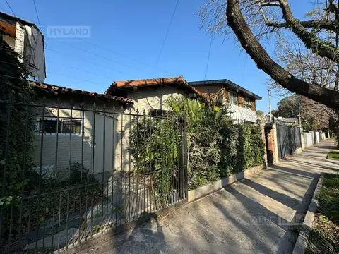 Casa 1 planta en venta para actualizar en Barrio Parque Aguirre en Acas.-Vias/Libert.