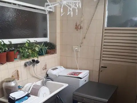 EXCELENTE OPORTUNIDAD  Departamento de categoria con 4 dormitorios, muy amplios ambientes, 2 baños.