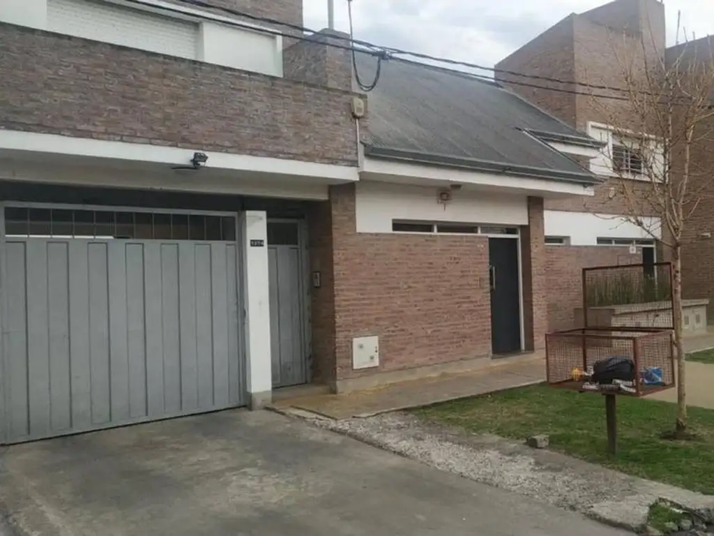 Venta de Duplex en Los Hornos 2 dormitorios, cochera y jardí