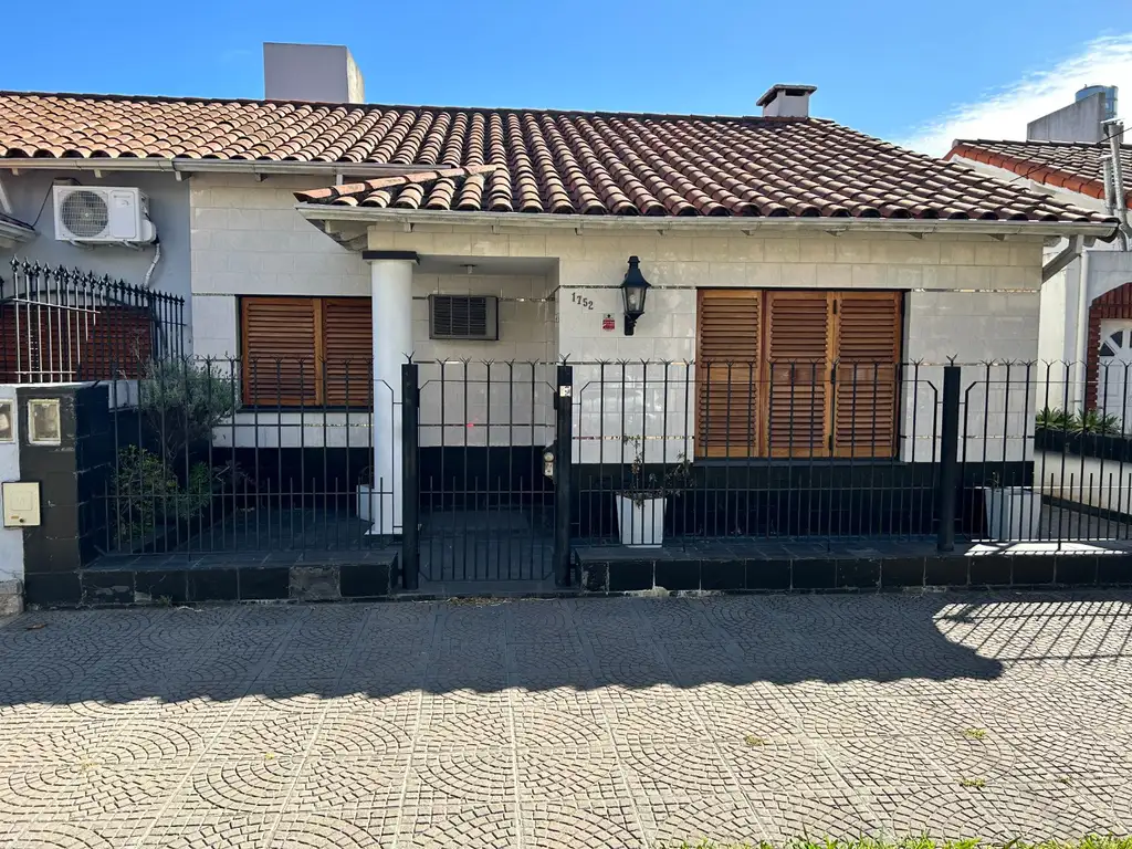 Casa en venta de 3amb con quincho o Playroom en Barrio Naon excelente ubicacion