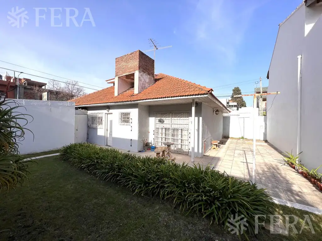 Venta de Casa 4 ambientes con cochera en Bernal Oeste