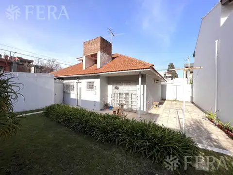 Venta de Casa 4 ambientes con cochera en Bernal Oeste