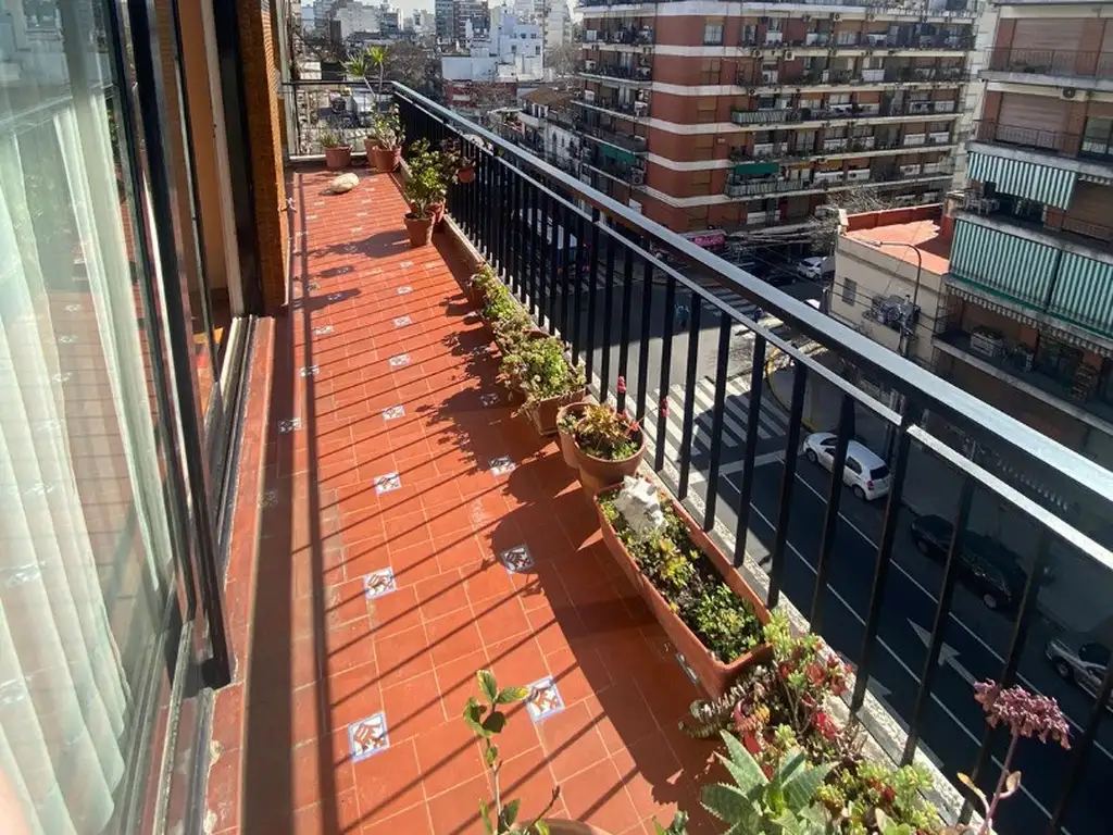 SEMIPISO 4 AMB CON DEPENDENCIA. PALIER PRIVADO, BALCÓN  AL FRENTE.EXCELENTE VISTA  MUY LUMINOSO.