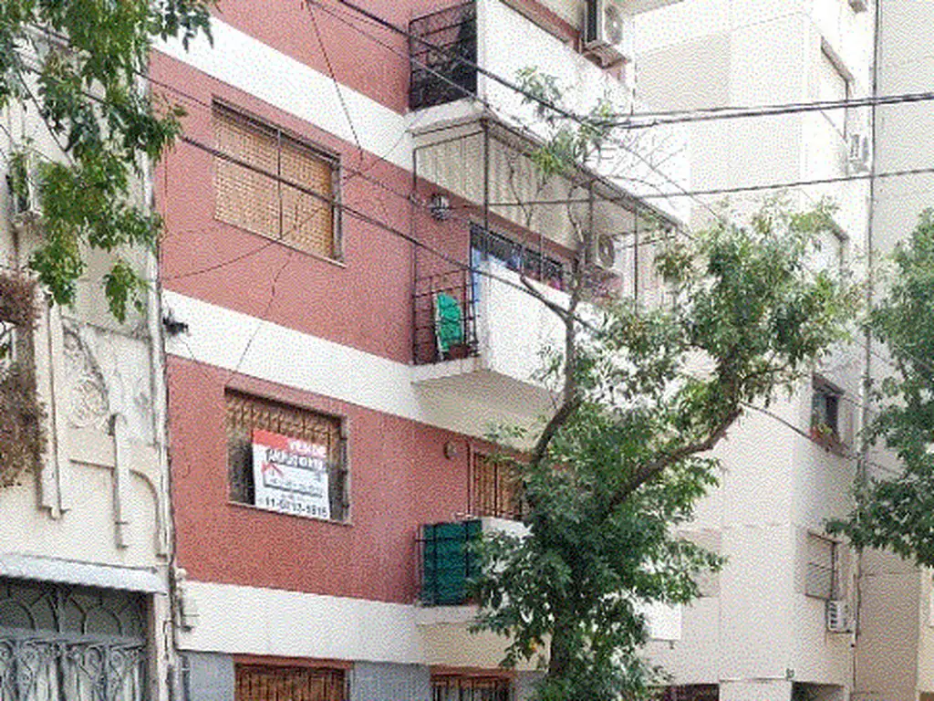 COLEGIALES- Departamento de 3 Ambientes Amplios con Balcón a la Calle.