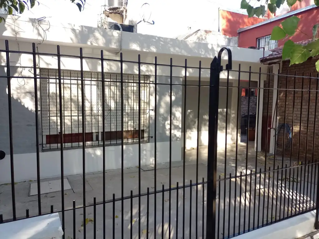 Casa  en Venta - Florencio Varela 4 ambientes con jardín patio asfalto gas agua corriente