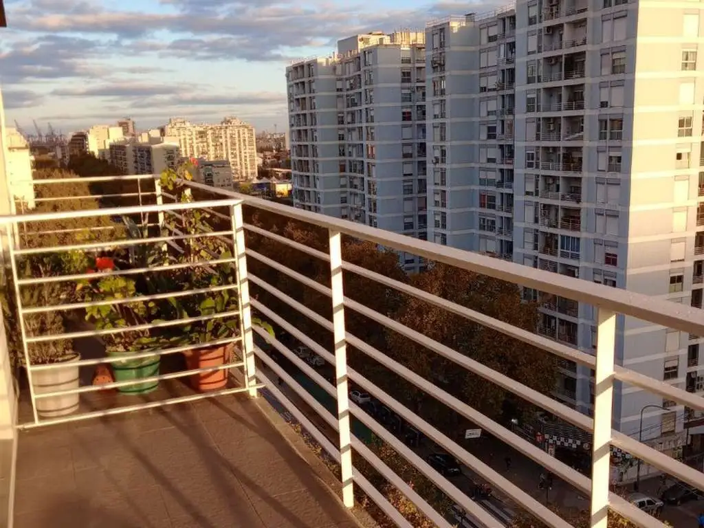 1 AMBIENTE HERMOSO LUZ Y SOL , AL FRENTE CON BALCON