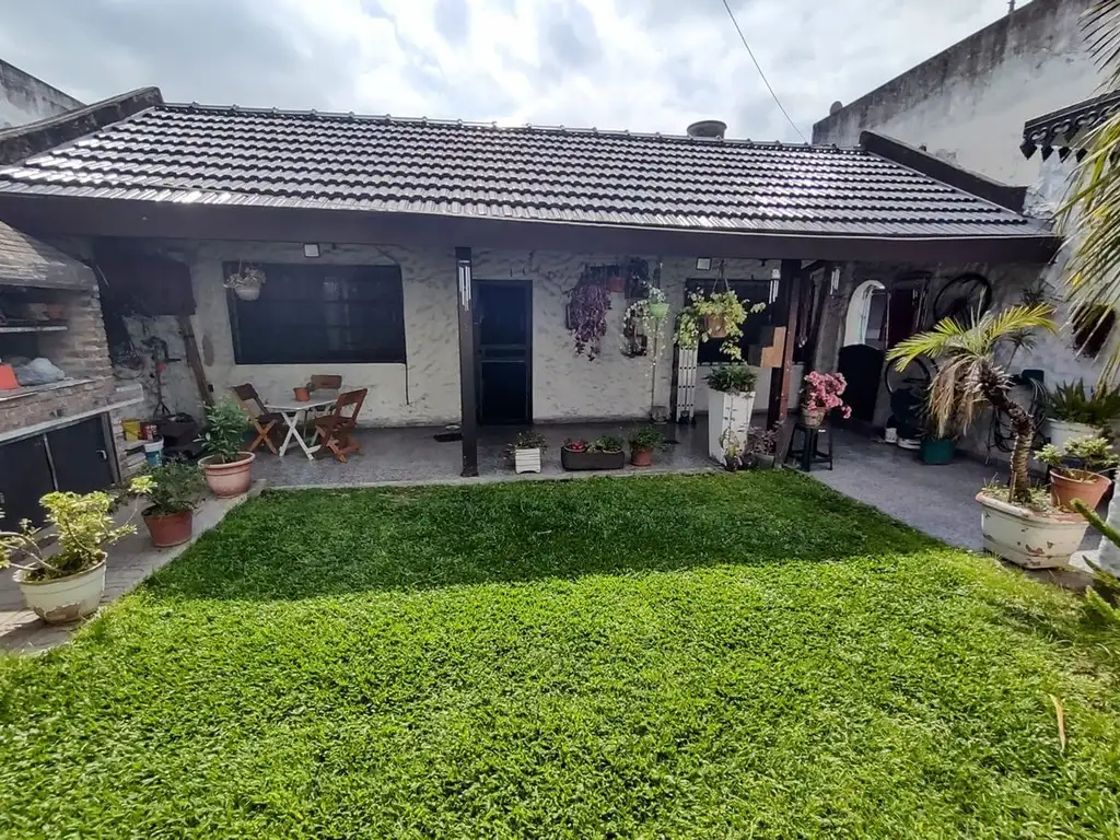 Venta casa 4 amb con cochera, jardín y terraza