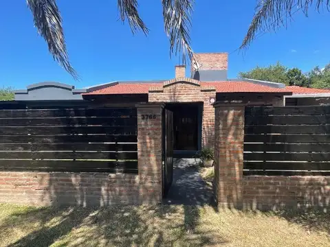 CASA EN VENTA DE 3 DORMITORIOS CON PILETA EN MENDIOLAZA