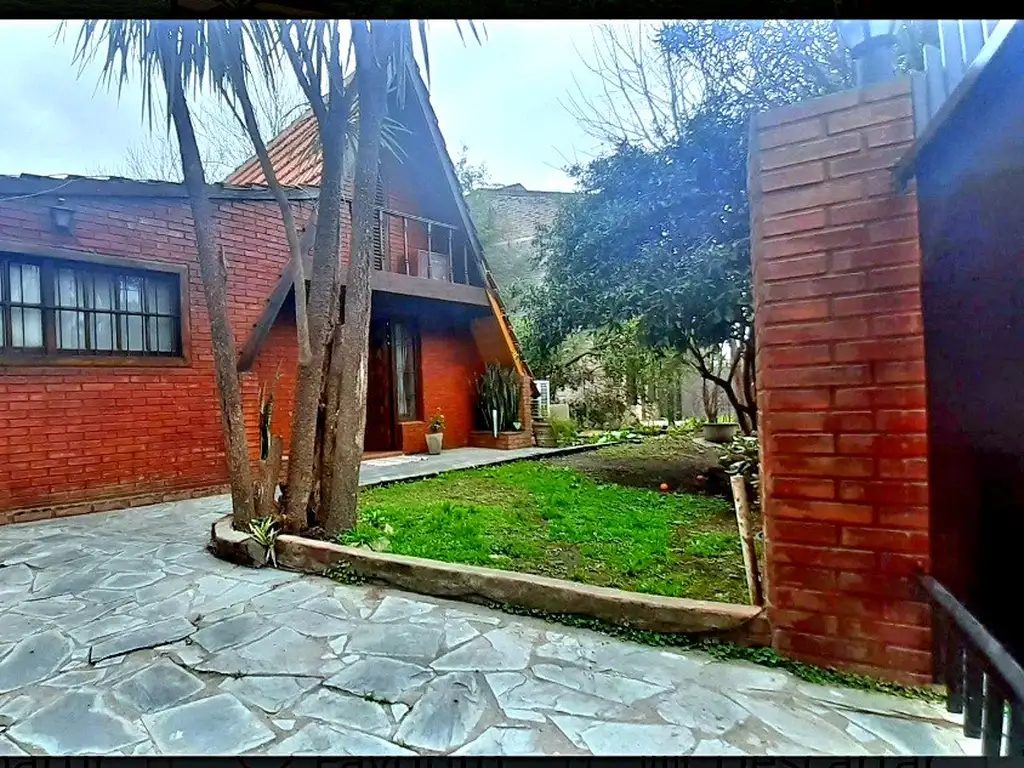 Casa de dos plantas en el barrio cerrado Monte Carlo. Excelente oportunidad