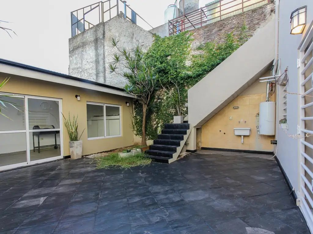 Venta PH 3 ambientes Luzuriaga con patio y terraza