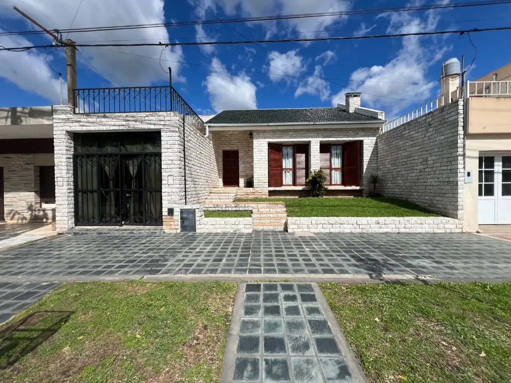 VENTA  DE CASA DE 3 DORMITORIOS, COCHERA Y PATIO