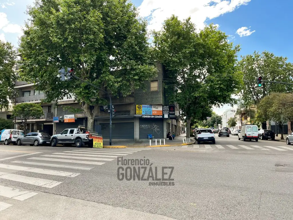 EXCELENTE LOCAL SOBRE AV.EMILIO CASTRO!