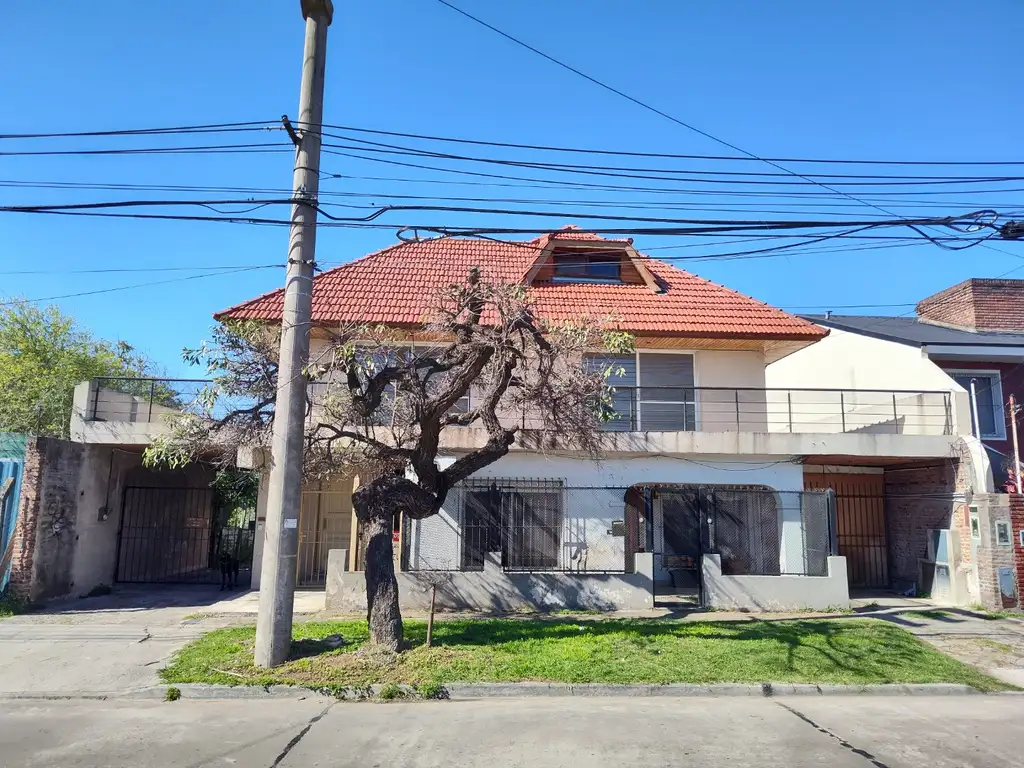 Casa de tres ambientes con patio terraza en planta alta en alquiler